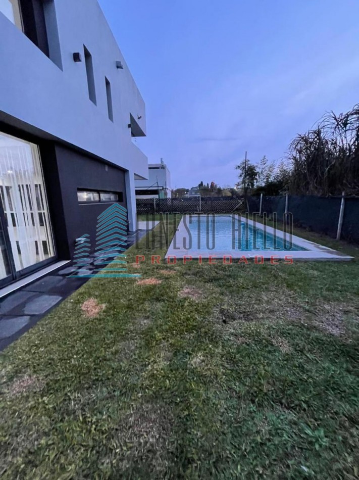 VENTA IMPECABLE CASA DE CINCO AMBIENTES EN NUEVO QUILMES. 