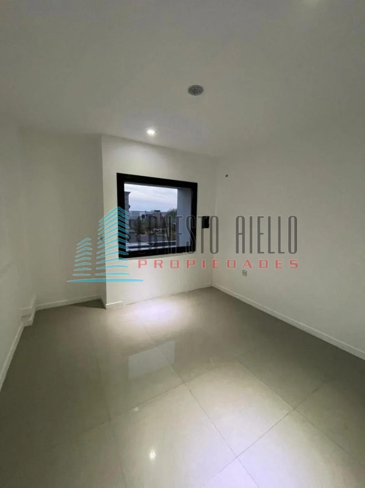 VENTA IMPECABLE CASA DE CINCO AMBIENTES EN NUEVO QUILMES. 