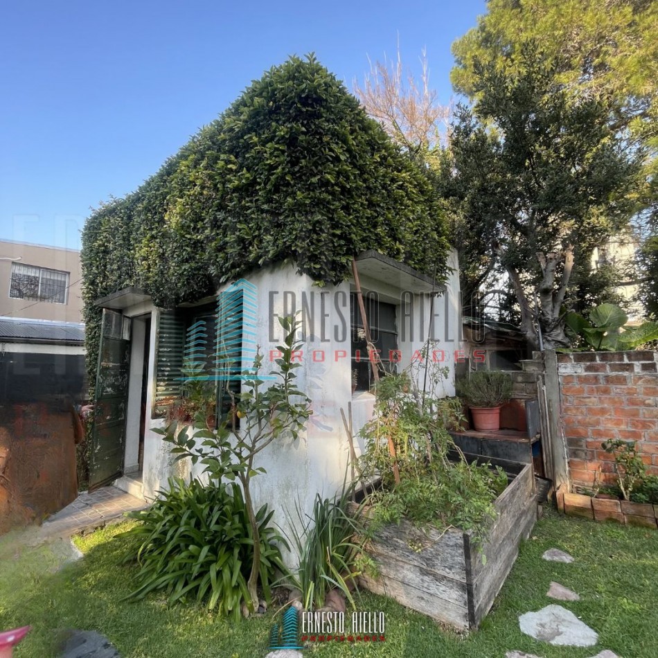 A. CASA DE 4 AMBIENTES CON QUINCHO, PATIO Y DOS DEPTOS DE 2 AMBIENTES EN EL MISMO LOTE EN VENTA