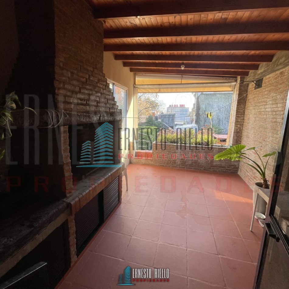 A. CASA DE 4 AMBIENTES CON QUINCHO, PATIO Y DOS DEPTOS DE 2 AMBIENTES EN EL MISMO LOTE EN VENTA