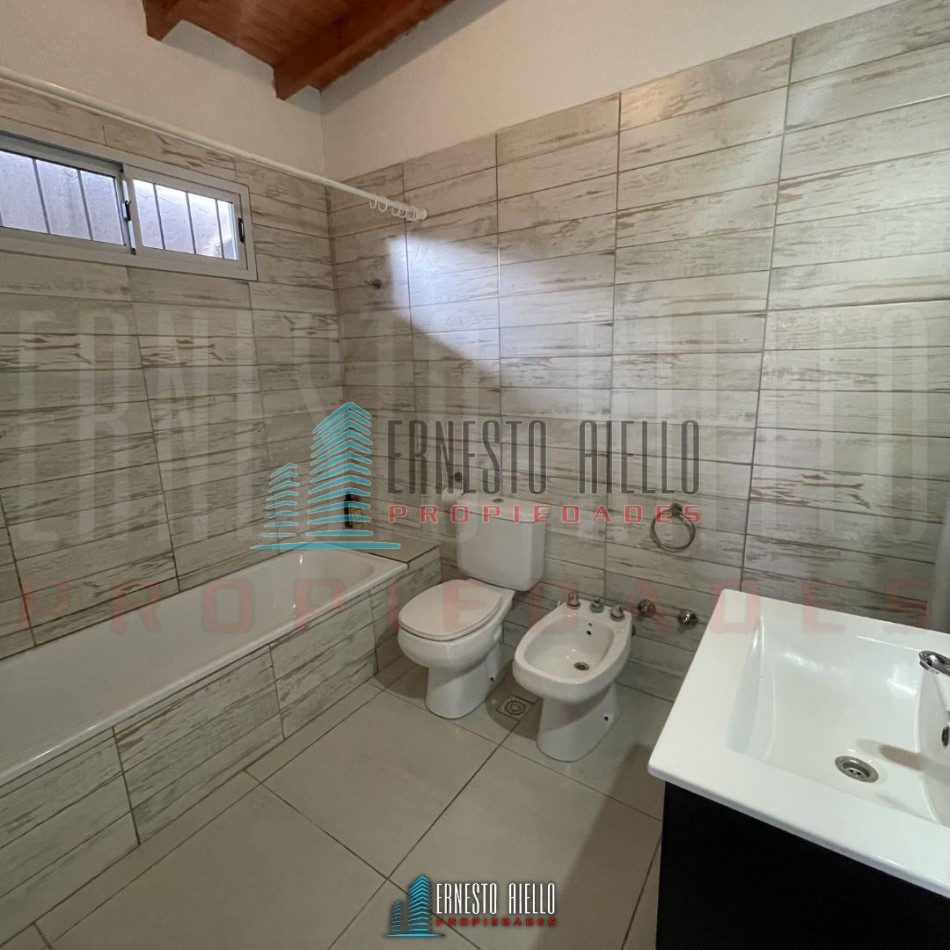 A. CASA DE 4 AMBIENTES CON QUINCHO, PATIO Y DOS DEPTOS DE 2 AMBIENTES EN EL MISMO LOTE EN VENTA