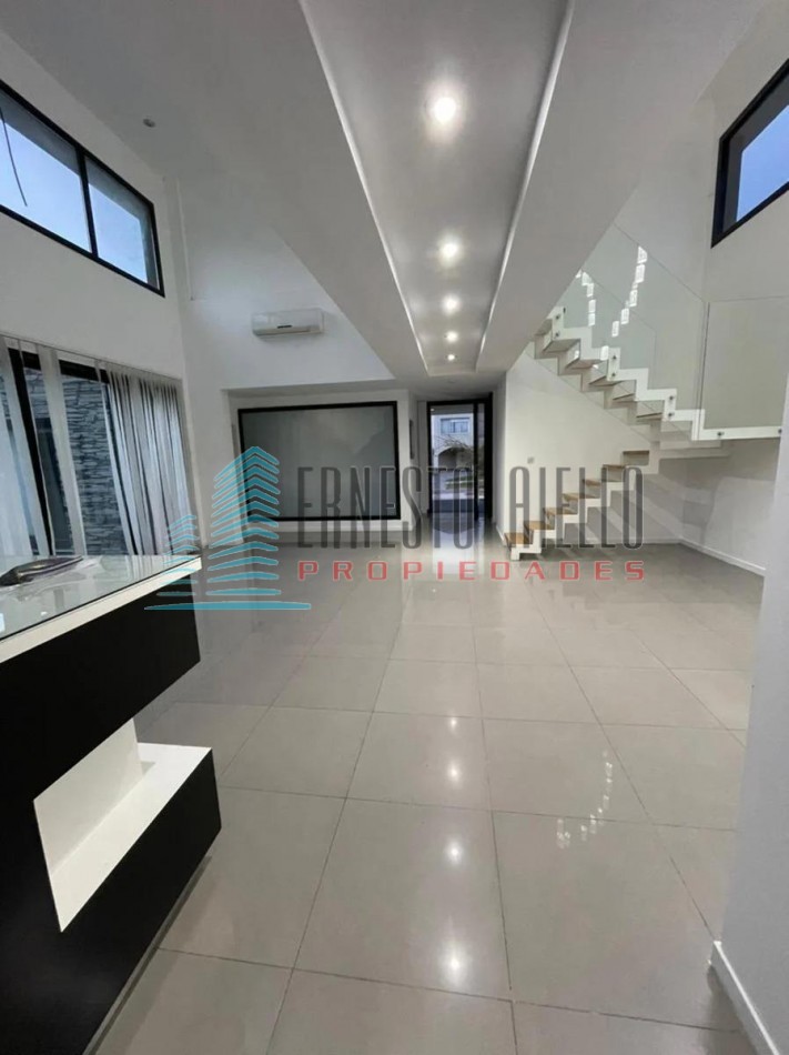 VENTA IMPECABLE CASA DE CINCO AMBIENTES EN NUEVO QUILMES. 