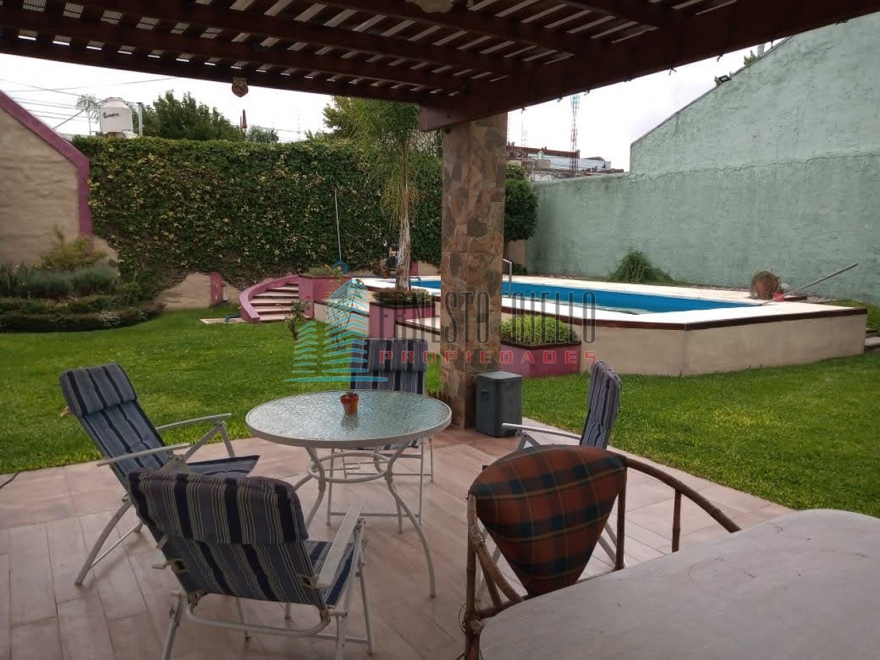 ALQUILER CASA DE CUATRO AMBIENTES CON COCHERA Y PATIO CON PILETA EN QUILMES.