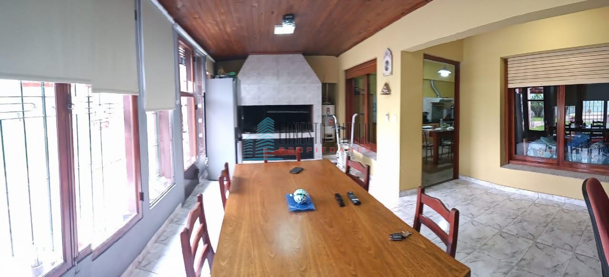 ALQUILER CASA DE CUATRO AMBIENTES CON COCHERA Y PATIO CON PILETA EN QUILMES.
