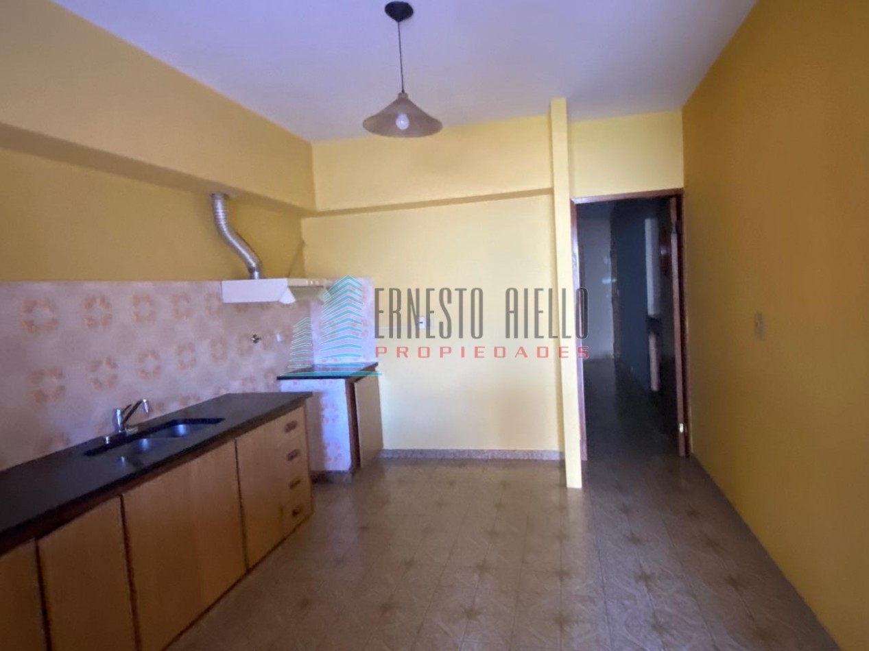 ALQUILER CASA DE CUATRO AMBIENTES CON COCHERA Y PATIO CON PILETA EN QUILMES.