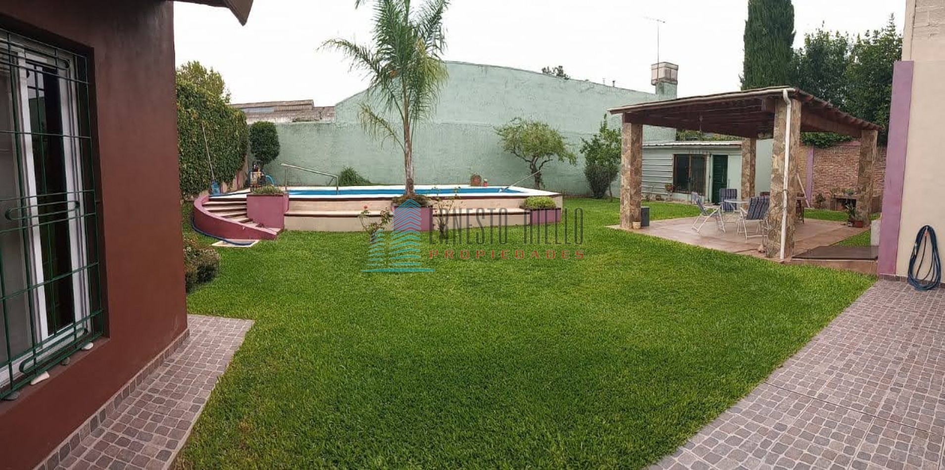 ALQUILER CASA DE CUATRO AMBIENTES CON COCHERA Y PATIO CON PILETA EN QUILMES.