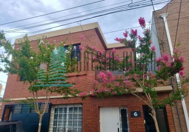 A. CASA DE 4 AMBIENTES CON QUINCHO, PATIO Y DOS DEPTOS DE 2 AMBIENTES EN EL MISMO LOTE EN VENTA