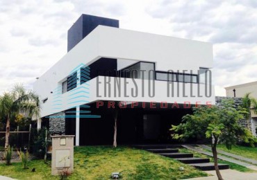 VENTA IMPECABLE CASA DE CINCO AMBIENTES EN NUEVO QUILMES. 