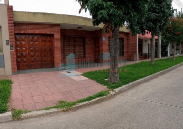 ALQUILER CASA DE CUATRO AMBIENTES CON COCHERA Y PATIO CON PILETA EN QUILMES.
