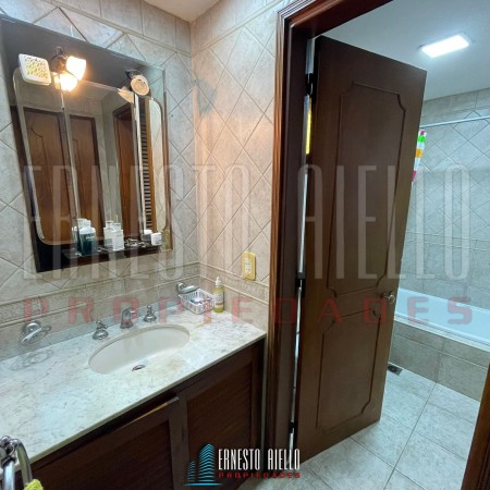 VENTA HERMOSA CASA 5AMB EN QUILMES CENTRO CON PATIO, TERRAZA, PLAYROOM Y COCHERA PARA DOS AUTOS.