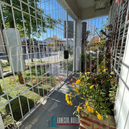 VENTA CASA 3 AMB C/ COCHERA Y PATIO SOBRE 12 DE OCT. QUILMES O.