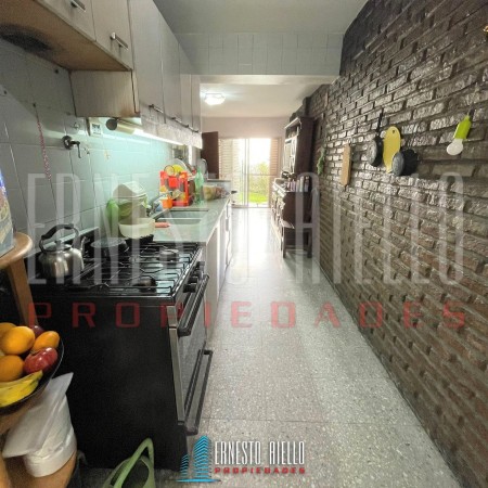 VENTA CASA 3 AMB C/ COCHERA Y PATIO SOBRE 12 DE OCT. QUILMES O.