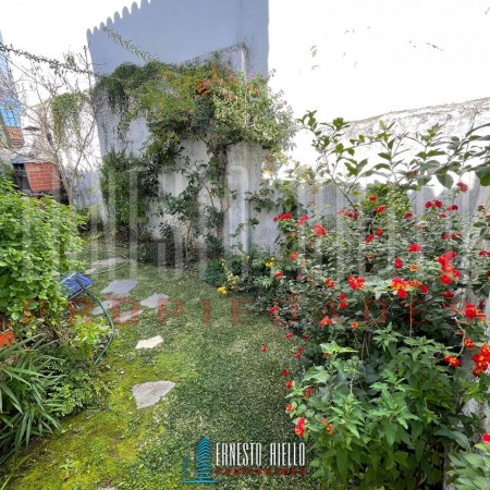 VENTA CASA 3 AMB C/ COCHERA Y PATIO SOBRE 12 DE OCT. QUILMES O.