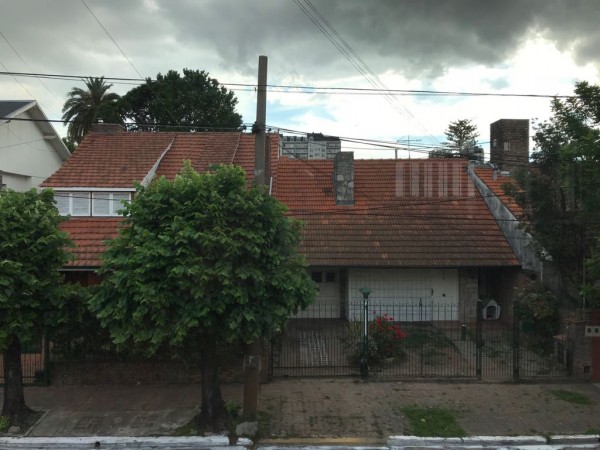 VENTA AMPLIO PH EN 3 PLANTAS. QUILMES.