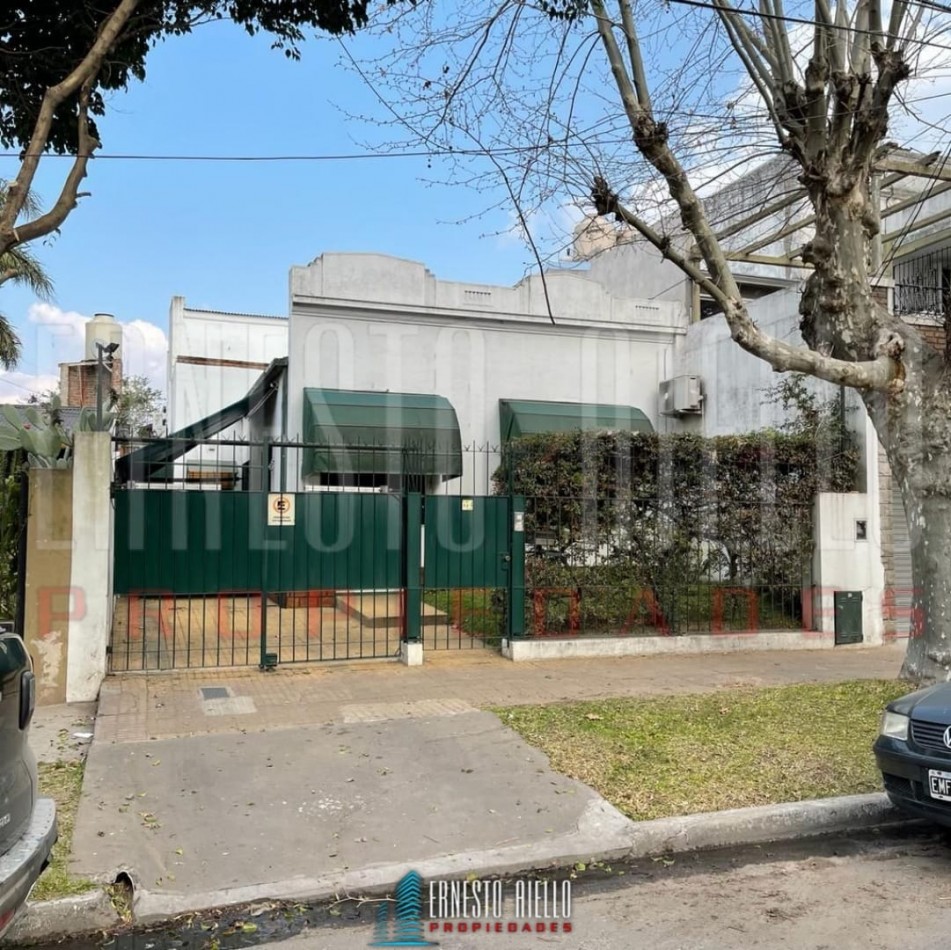 VENTA HERMOSA E IMPECABLE CASA 3 AMB EN AV LA MADRID. QUILMES O. CON PATIO, COCHERA Y PARRILLA QUINCHO.
