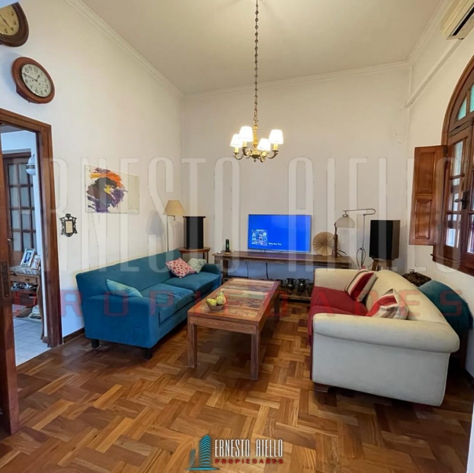 VENTA HERMOSA E IMPECABLE CASA 3 AMB EN AV LA MADRID. QUILMES O. CON PATIO, COCHERA Y PARRILLA QUINCHO.