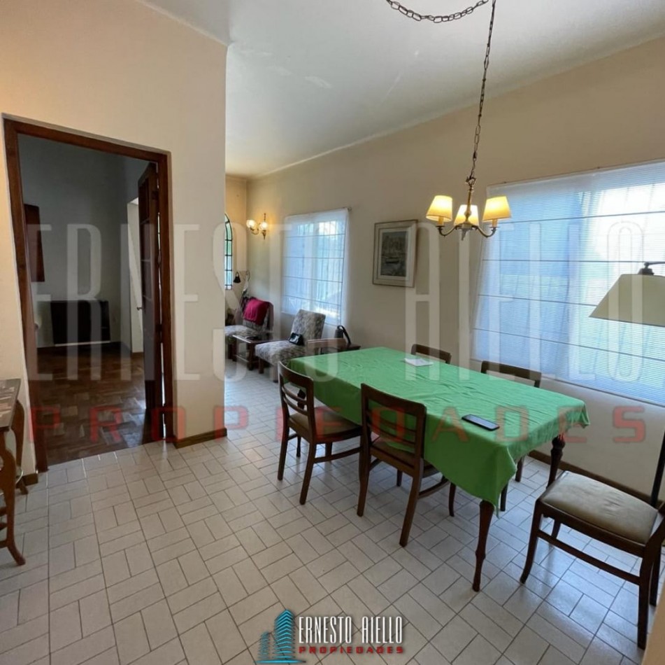 VENTA HERMOSA E IMPECABLE CASA 3 AMB EN AV LA MADRID. QUILMES O. CON PATIO, COCHERA Y PARRILLA QUINCHO.