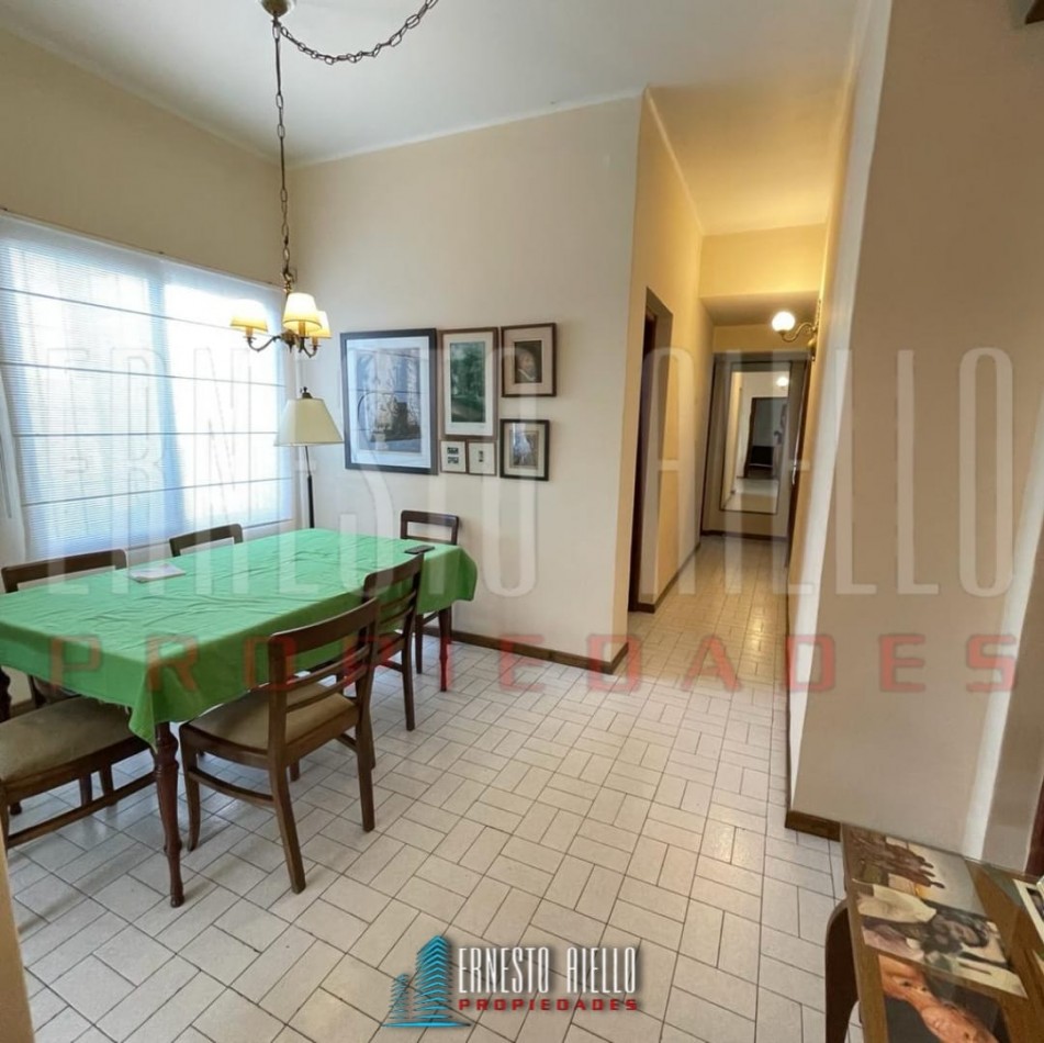 VENTA HERMOSA E IMPECABLE CASA 3 AMB EN AV LA MADRID. QUILMES O. CON PATIO, COCHERA Y PARRILLA QUINCHO.
