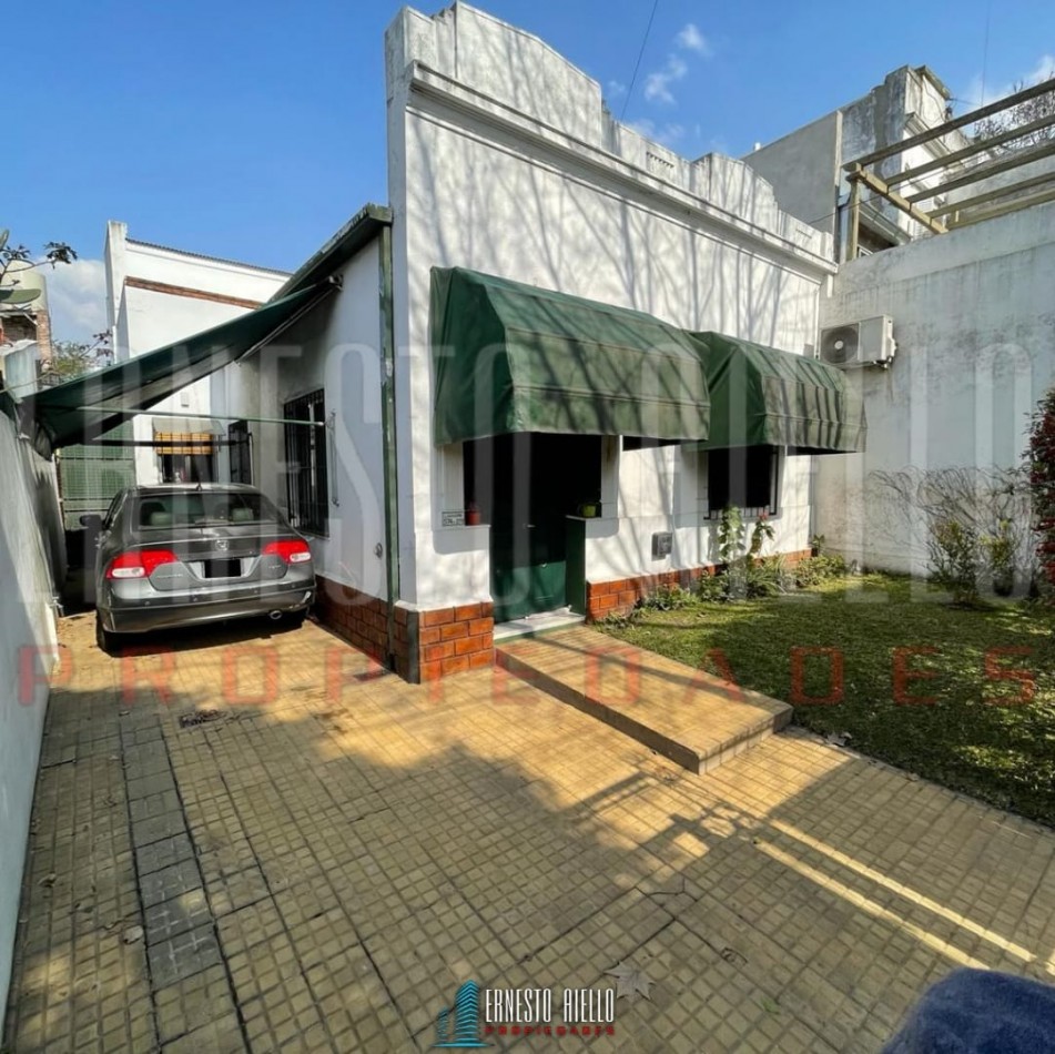 VENTA HERMOSA E IMPECABLE CASA 3 AMB EN AV LA MADRID. QUILMES O. CON PATIO, COCHERA Y PARRILLA QUINCHO.