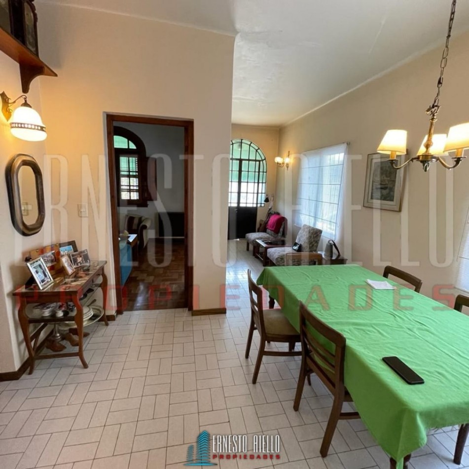 VENTA HERMOSA E IMPECABLE CASA 3 AMB EN AV LA MADRID. QUILMES O. CON PATIO, COCHERA Y PARRILLA QUINCHO.