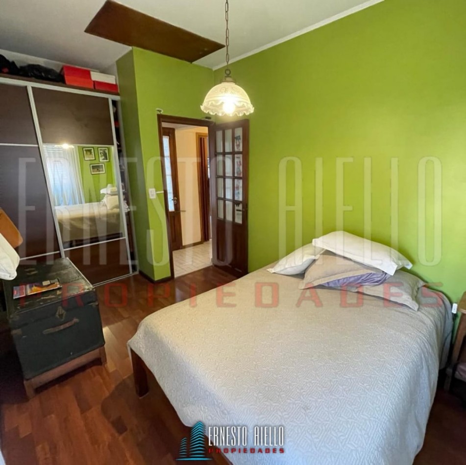 VENTA HERMOSA E IMPECABLE CASA 3 AMB EN AV LA MADRID. QUILMES O. CON PATIO, COCHERA Y PARRILLA QUINCHO.