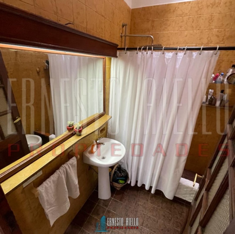 VENTA HERMOSA E IMPECABLE CASA 3 AMB EN AV LA MADRID. QUILMES O. CON PATIO, COCHERA Y PARRILLA QUINCHO.