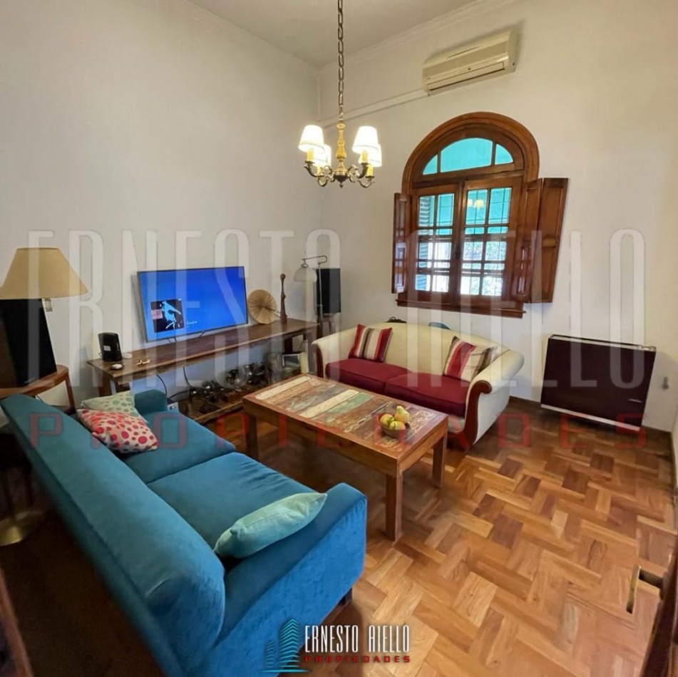 VENTA HERMOSA E IMPECABLE CASA 3 AMB EN AV LA MADRID. QUILMES O. CON PATIO, COCHERA Y PARRILLA QUINCHO.