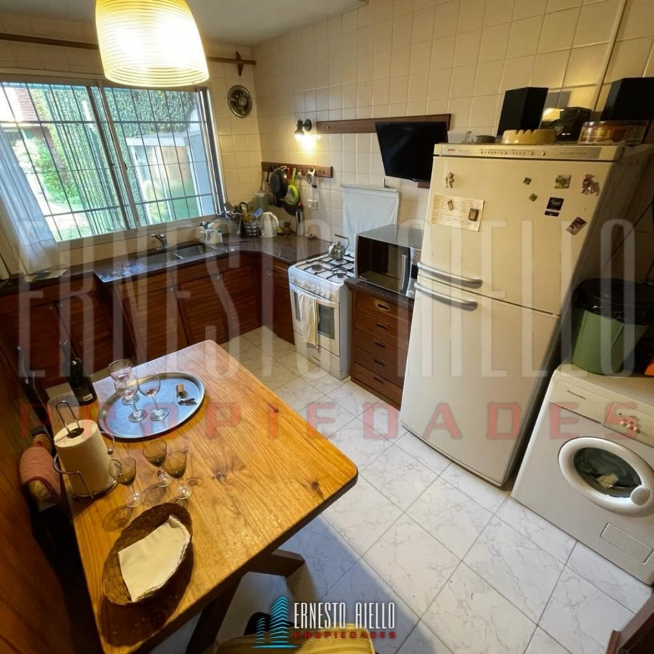 VENTA HERMOSA E IMPECABLE CASA 3 AMB EN AV LA MADRID. QUILMES O. CON PATIO, COCHERA Y PARRILLA QUINCHO.