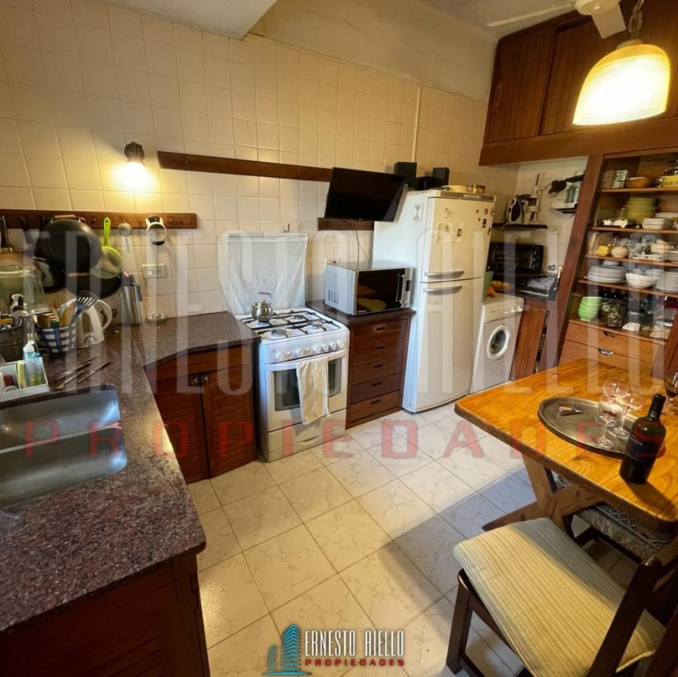 VENTA HERMOSA E IMPECABLE CASA 3 AMB EN AV LA MADRID. QUILMES O. CON PATIO, COCHERA Y PARRILLA QUINCHO.