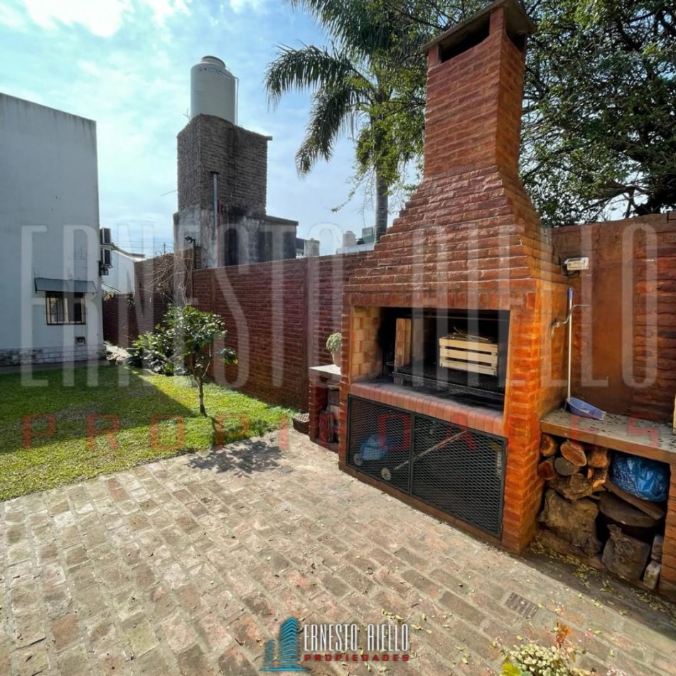 VENTA HERMOSA E IMPECABLE CASA 3 AMB EN AV LA MADRID. QUILMES O. CON PATIO, COCHERA Y PARRILLA QUINCHO.