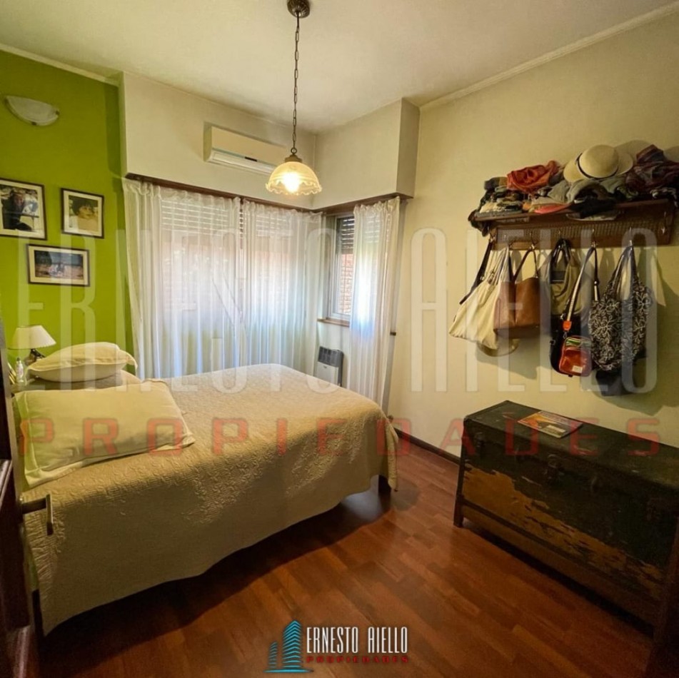 VENTA HERMOSA E IMPECABLE CASA 3 AMB EN AV LA MADRID. QUILMES O. CON PATIO, COCHERA Y PARRILLA QUINCHO.