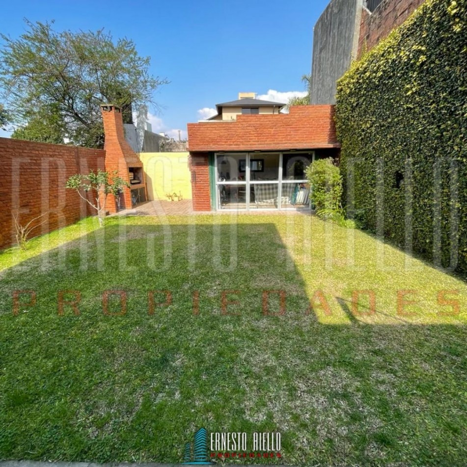 VENTA HERMOSA E IMPECABLE CASA 3 AMB EN AV LA MADRID. QUILMES O. CON PATIO, COCHERA Y PARRILLA QUINCHO.