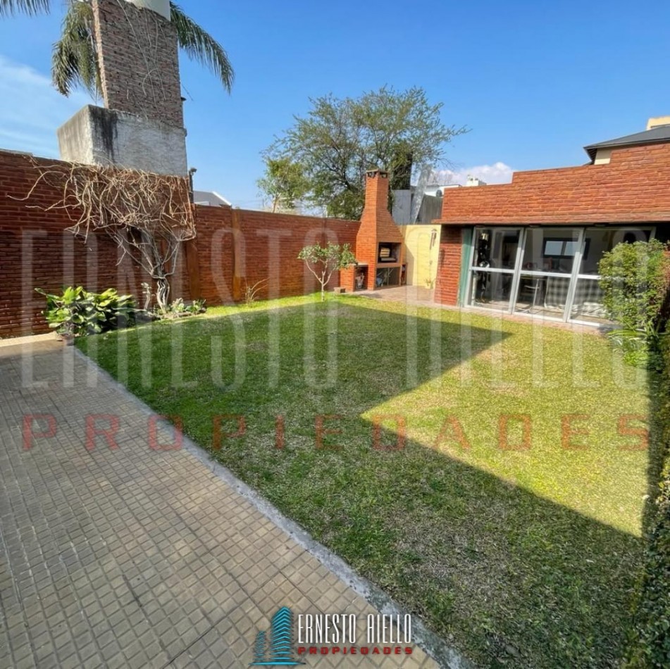 VENTA HERMOSA E IMPECABLE CASA 3 AMB EN AV LA MADRID. QUILMES O. CON PATIO, COCHERA Y PARRILLA QUINCHO.