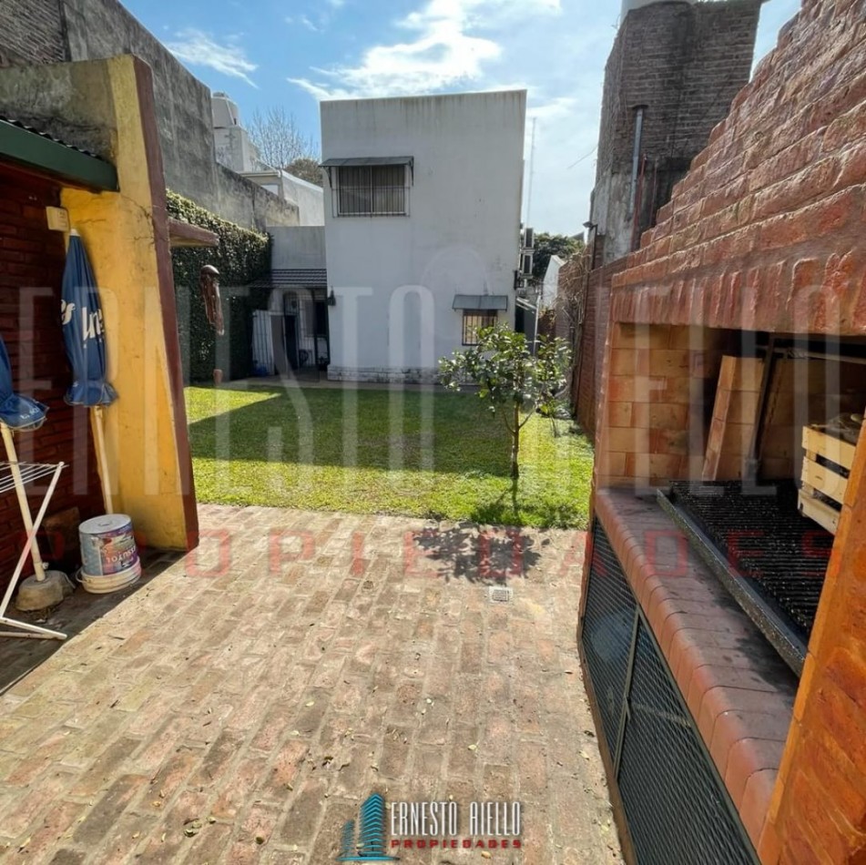 VENTA HERMOSA E IMPECABLE CASA 3 AMB EN AV LA MADRID. QUILMES O. CON PATIO, COCHERA Y PARRILLA QUINCHO.