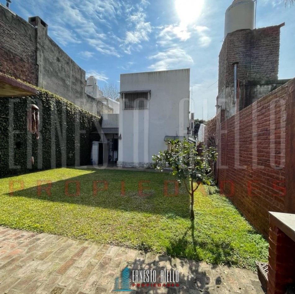 VENTA HERMOSA E IMPECABLE CASA 3 AMB EN AV LA MADRID. QUILMES O. CON PATIO, COCHERA Y PARRILLA QUINCHO.