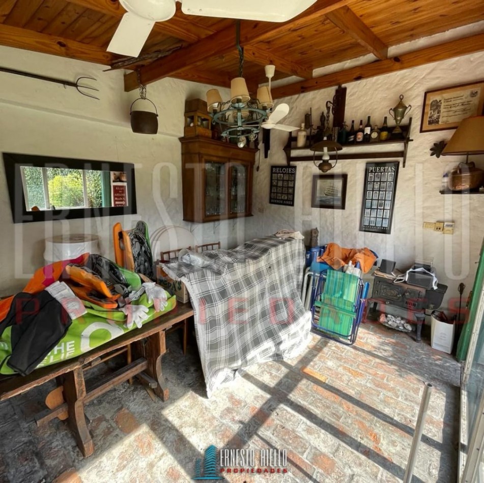 VENTA HERMOSA E IMPECABLE CASA 3 AMB EN AV LA MADRID. QUILMES O. CON PATIO, COCHERA Y PARRILLA QUINCHO.
