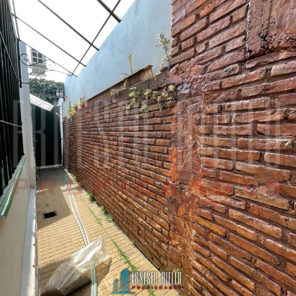 VENTA HERMOSA E IMPECABLE CASA 3 AMB EN AV LA MADRID. QUILMES O. CON PATIO, COCHERA Y PARRILLA QUINCHO.