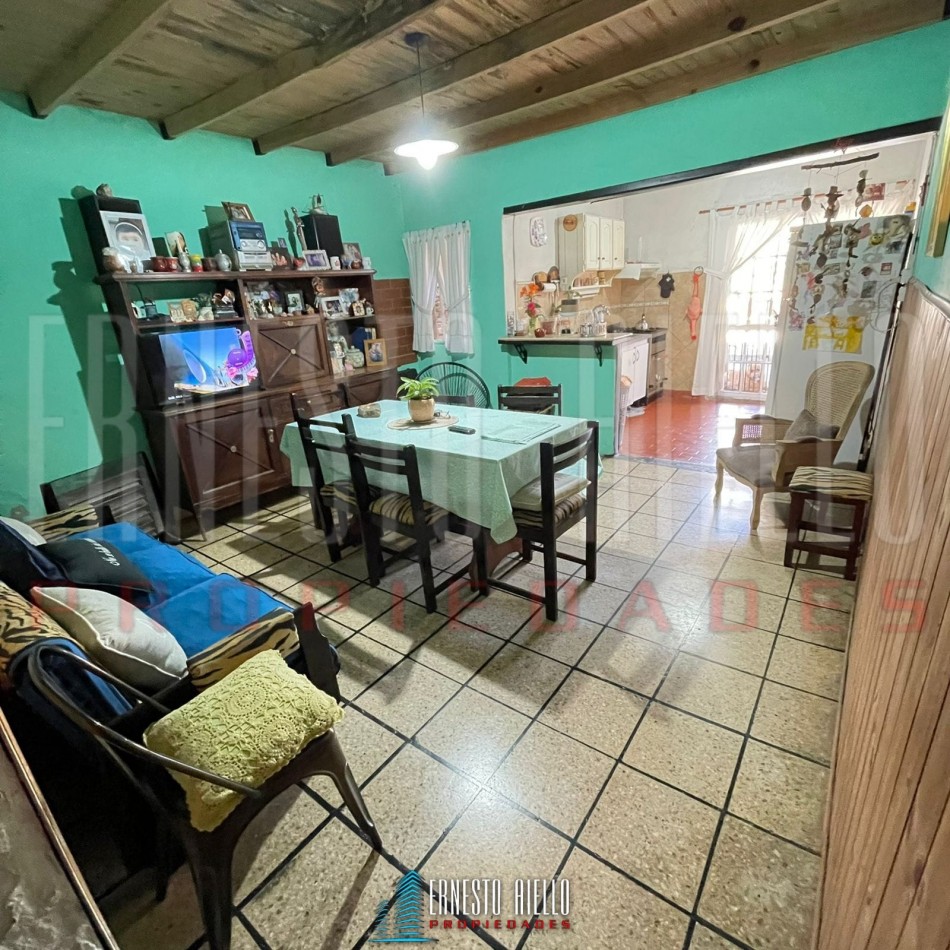 VENTA 2 CASAS SOBRE MISMO LOTE DE 2 AMBIENTES CADA UNA EN QUILMES OESTE.