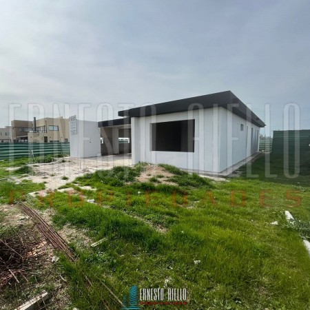 HERMOSA CASA A ESTRENAR 4 AMB BARRIO CERRADO G. GABOTO, GUILLERMO HUDSON. CON PARQUE Y PISCINA.