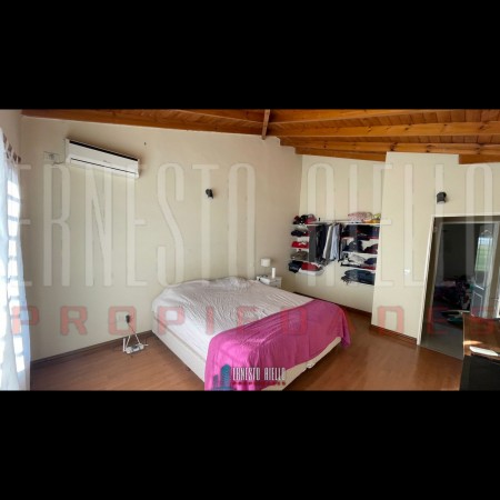 VENTA HERMOSO CHALET 4 AMB CON COCHERA, GALERIA Y FONDO LIBRE.