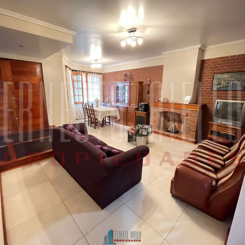 VENTA CHALET 4 AMBIENTES CON QUINCHO Y AMPLIO GARAJE, QUILMES OESTE CENTRO.
