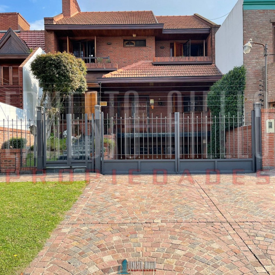 VENTA CHALET 4 AMBIENTES CON QUINCHO Y AMPLIO GARAJE, QUILMES OESTE CENTRO.