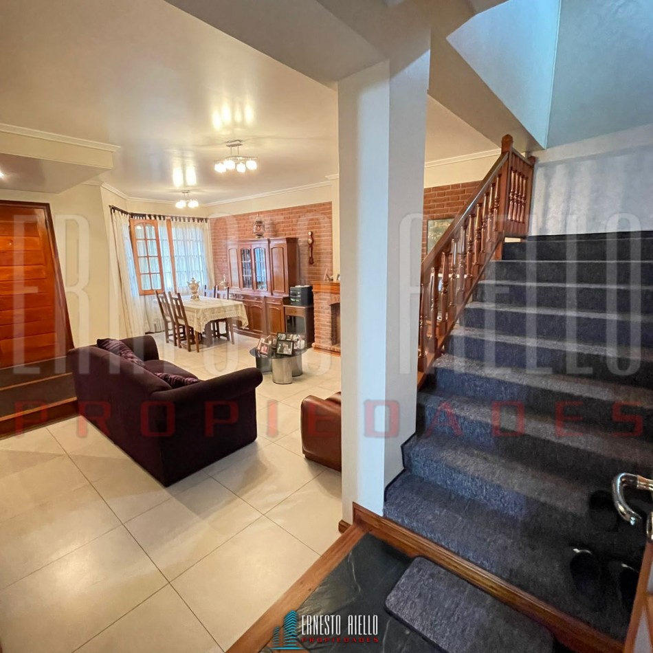 VENTA CHALET 4 AMBIENTES CON QUINCHO Y AMPLIO GARAJE, QUILMES OESTE CENTRO.