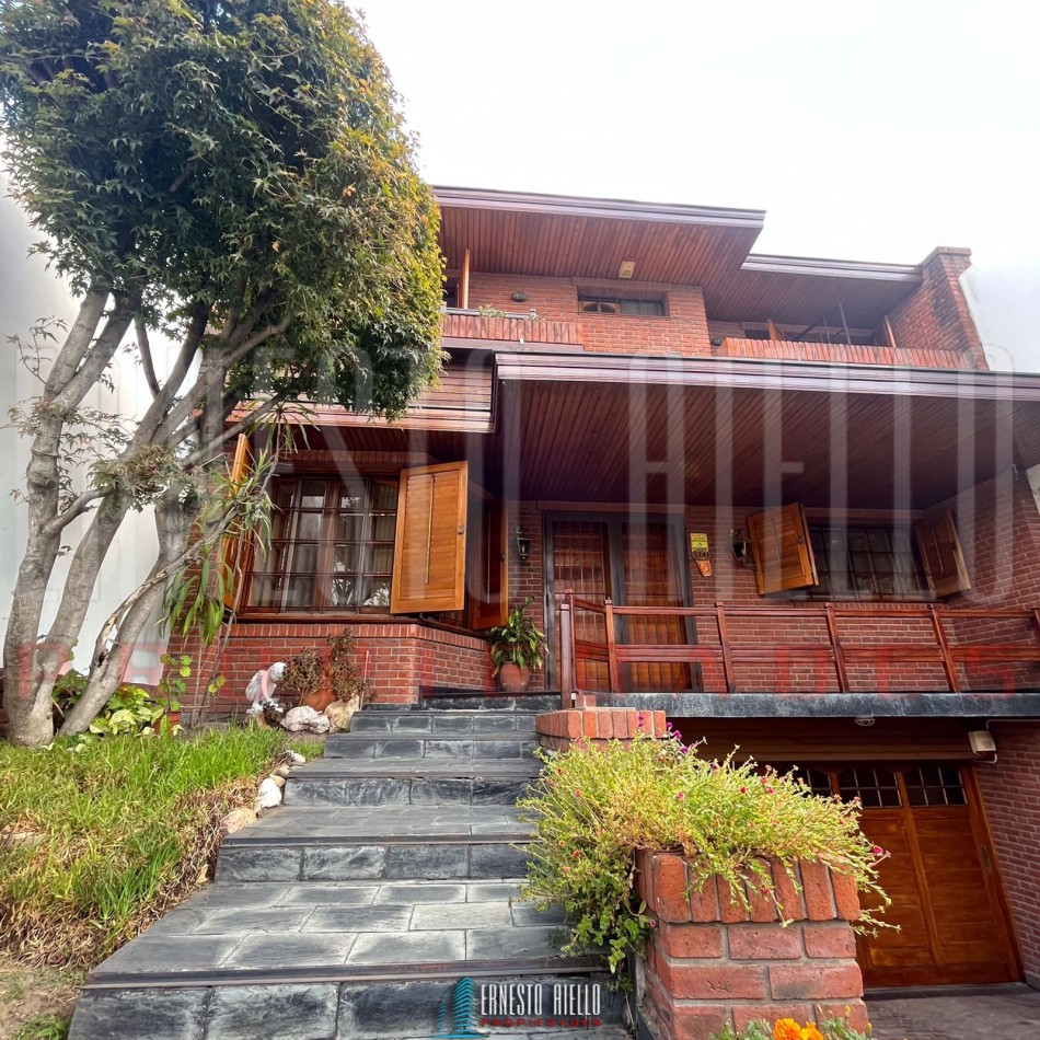 VENTA CHALET 4 AMBIENTES CON QUINCHO Y AMPLIO GARAJE, QUILMES OESTE CENTRO.