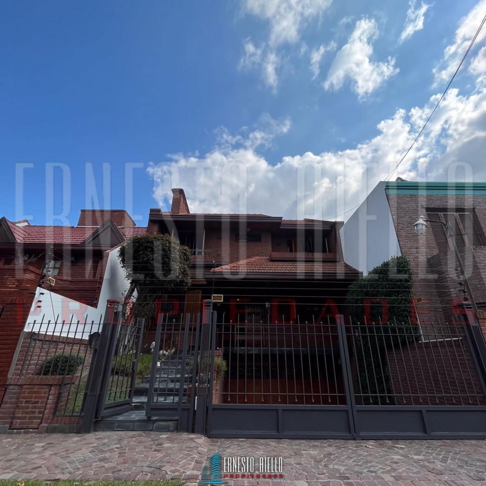 VENTA CHALET 4 AMBIENTES CON QUINCHO Y AMPLIO GARAJE, QUILMES OESTE CENTRO.