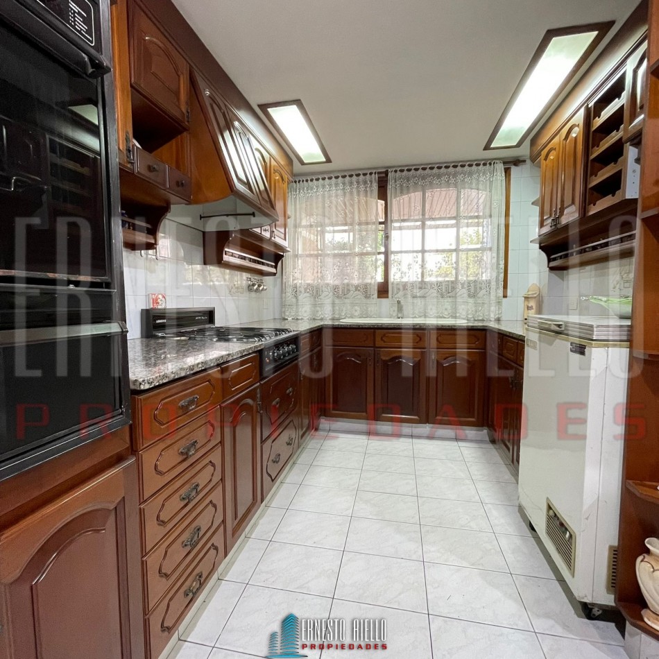 VENTA CHALET 4 AMBIENTES CON QUINCHO Y AMPLIO GARAJE, QUILMES OESTE CENTRO.