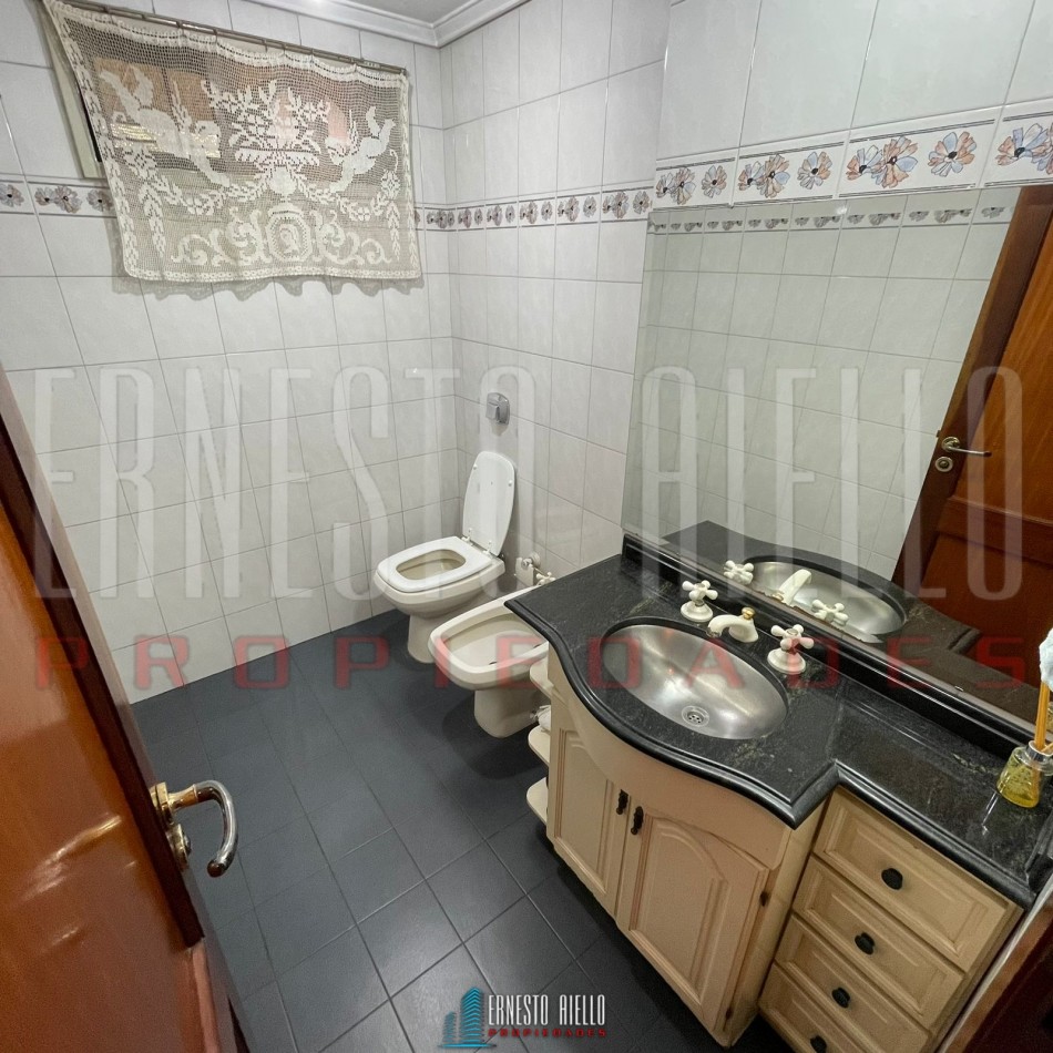 VENTA CHALET 4 AMBIENTES CON QUINCHO Y AMPLIO GARAJE, QUILMES OESTE CENTRO.