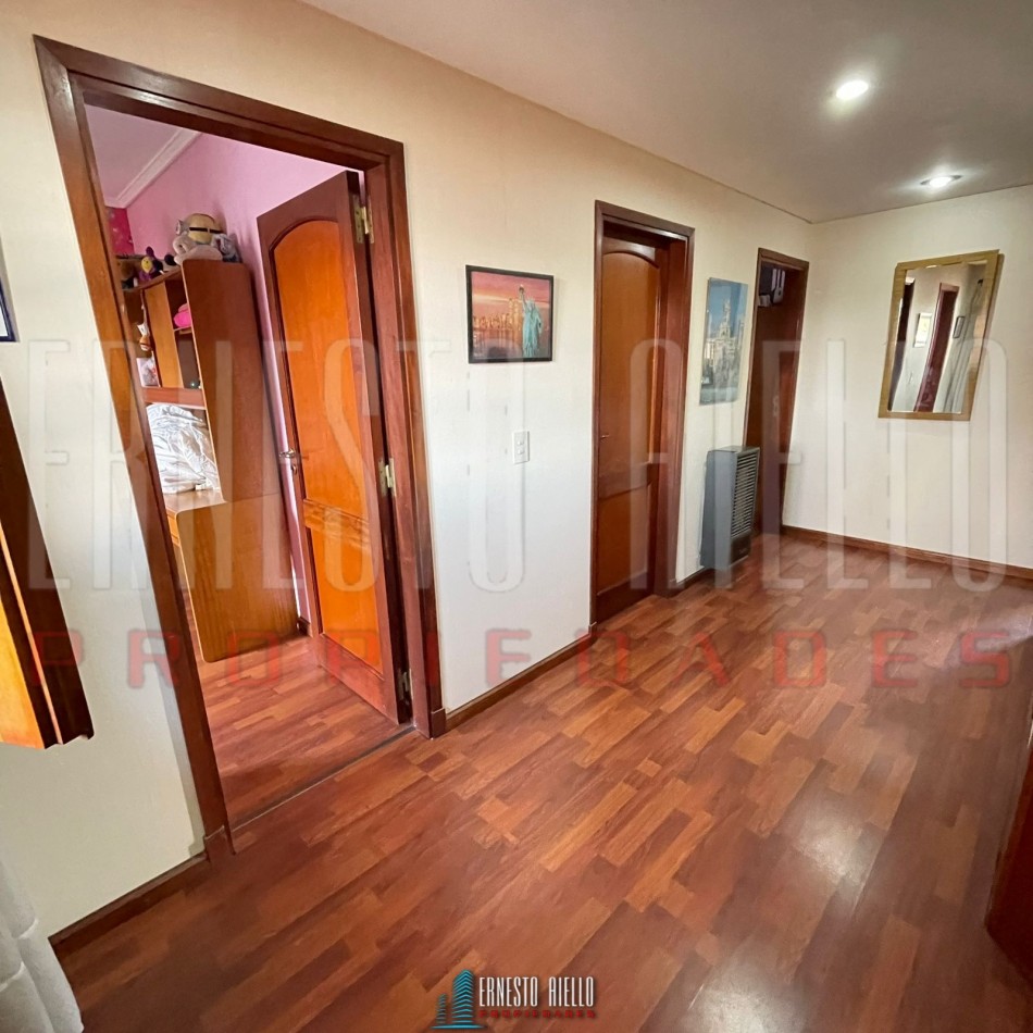 VENTA CHALET 4 AMBIENTES CON QUINCHO Y AMPLIO GARAJE, QUILMES OESTE CENTRO.