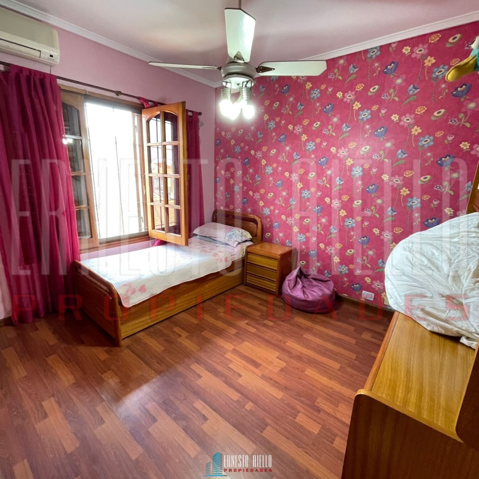 VENTA CHALET 4 AMBIENTES CON QUINCHO Y AMPLIO GARAJE, QUILMES OESTE CENTRO.