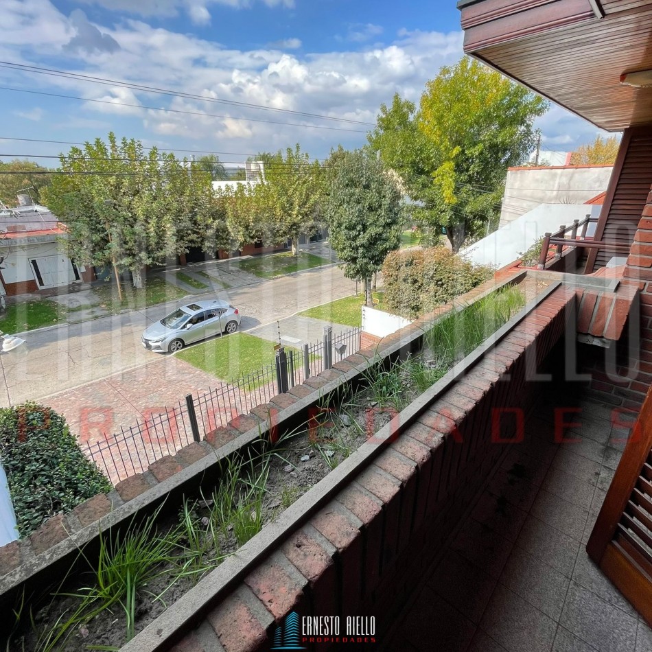 VENTA CHALET 4 AMBIENTES CON QUINCHO Y AMPLIO GARAJE, QUILMES OESTE CENTRO.